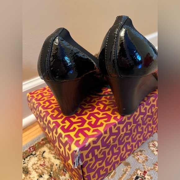 Tory Burch Black/Black Caroline 65 MM Wedge - Naplak/Elastic - Picture 3 of 4